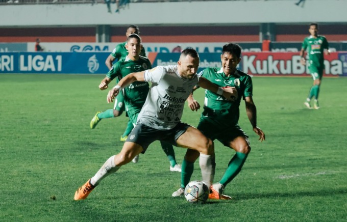 LOYO: Penyerang Bali United Ilija Spasojevic dikawal ketat pemain PSS Sleman dalam laga pekan ke-34 di Stadion Maguwoharjo, Jogjakarta dalam helatan BRI Liga 1 2022/2023.