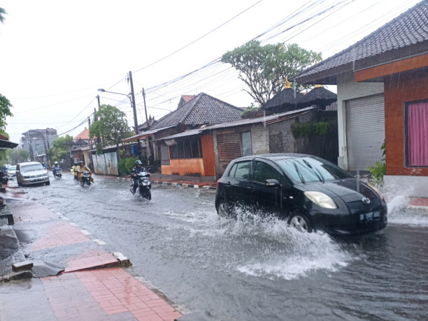 DAMPAK SIKLON: Genangan banjir di jalan Kecubung Denpasar akibat hujan lebat pada Kamis, 13 April 2023