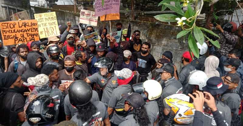 SEMPAT RICUH : Demo AMP sempat ricuh saat bertemu Patriot Garuda Nusantara (PGN) Senin lalu (3/4/2023).(foto:dok.radar bali)
