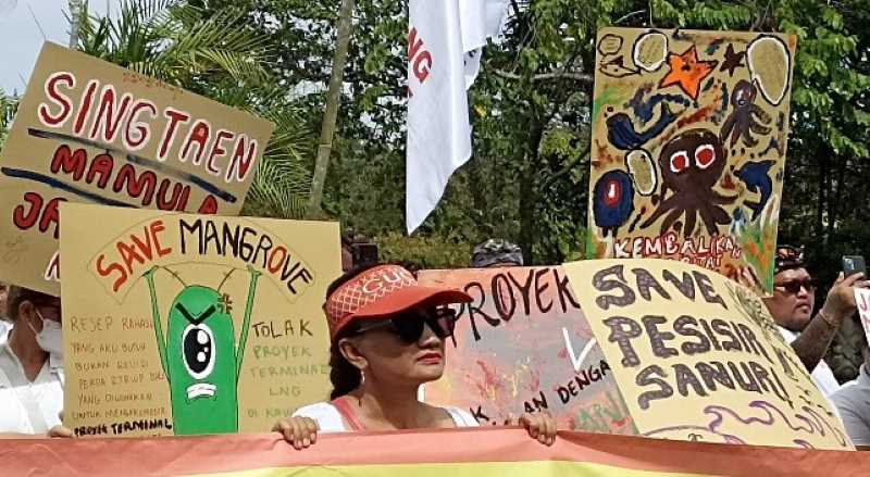 JADI POLEMIK PRO KONTRA:Demo warga menolak pembangunan terminal LNG di Sanur beberapa waktu lalu. (foto:Adrian suwanto/radar bali)