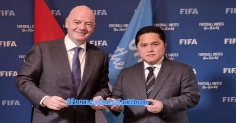 DUA KALI LOLOS LUBANG JARUM : Rick Thohir saat bertemu Presiden FIFA Gianni Infantino. Indonesia lolos dari sanksi besar akibat dua kasus besar keributan di Stadion Kanjuruhan dan penolakan Timnas Israel oleh Gubernur Bali dan Gubernur Jateng. (foto:PSSI)