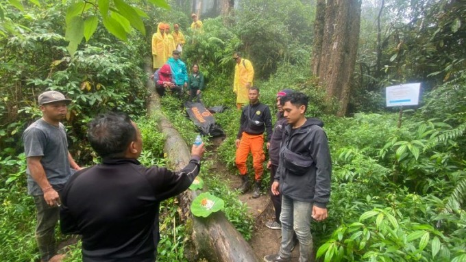 MEDAN SULIT: Warga dan polisi melakukan evaluasi terhadap korban yang sembahnyang di Pura Tuluk Biyu Bukit Abang Kintamani