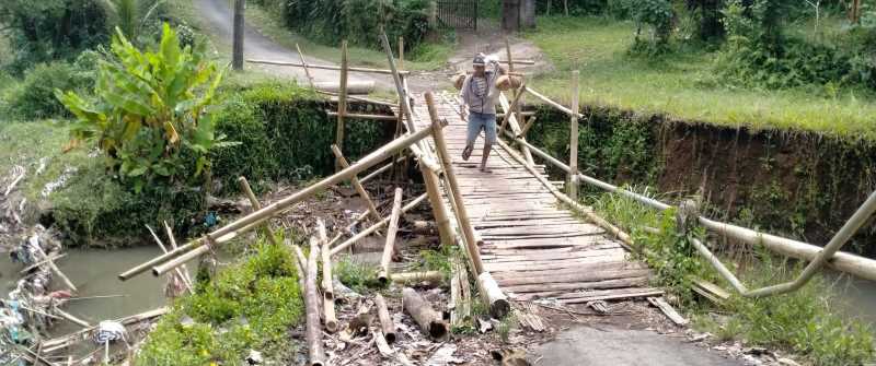 SEADANYA: Kondisi Jembatan Biaung menuju Desa Senganan yang dibangun dari bambu oleh warga pasca rusak karena banjir. (foto:juliadi/radar bali)