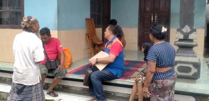 BERDUKA : Suasana rumah duka korban bocah berusia 5 tahun yang meninggal dunia sesaat akibat gempa bumi di Banjar Lebah, Desa Marga, Marga Tabanan. (juliadi/radar bali)