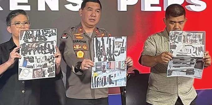 PENANGKAPAN DI LAMPUNG: Ahmad Ramadhan (tengah) dan Aswin Siregar (kanan) di Divhumas Mabes Polri, Jakarta, Kamis (13/4). (DIVISI HUMAS POLRI)