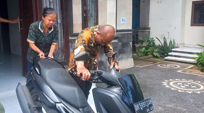 SITA ASET  : Tim penyidik Kejari Tabanan yang menyita 5 unit kendaraan sepeda motor dari Ketua BKK DAPM Swadana Harta Lestari.(foto:istimewa)