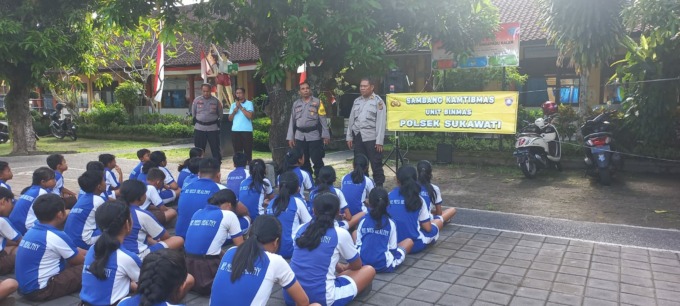ANTI BULLYING:  Polisi memberikan penyuluhan kepada ratusan siswa di Gianyar