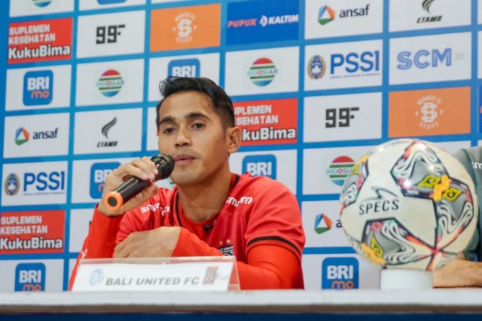 TETAP ON FIRE: Salah seorang pemain Bali United Sidik Saimima dalam sesi konferensi pers sebelum laga melawan Borneo FC.