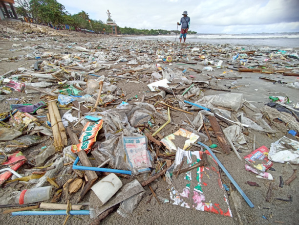 KEMBALI KOTOR: Sampah kirimian kembali mengotori Pantai Kuta, Selasa, 11 April 2023. FOTO: ADRIAN SUWANTO/ RADAR BALI