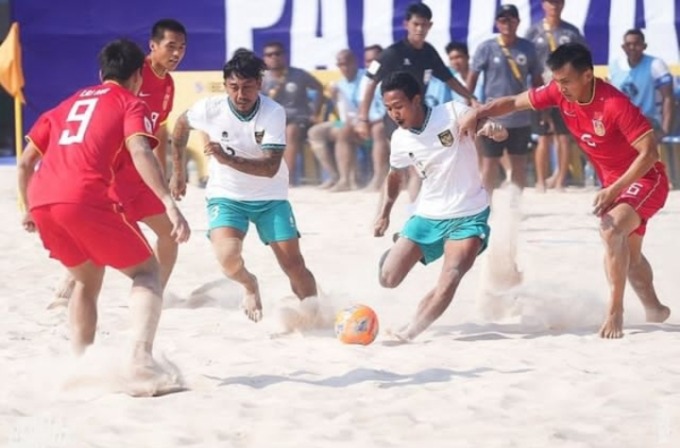 MENUNGGU: Timnas sepakbola pantai Indonesia terus melakukan latihan untuk menghadapi perhelatan World Beach Game