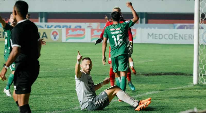 MOMEN SIAL SPASO : Sekan menjadi hari apes, Ilija Spasojevic gagal memanfaatkan peluang emas di laga melawan PSS Sleman kali ini. (foto:baliunited.com)