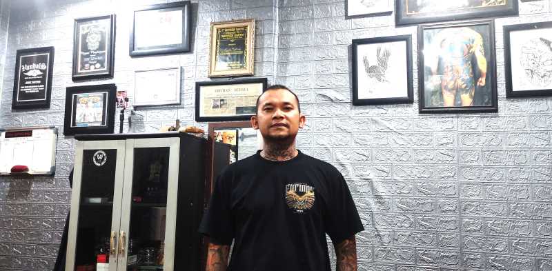 PENGALAMAN INTERNASIONAL : Seniman tato I Putu Wijaya Kesuma alias Putu Jogz. (foto:marcelus pampur/radar bali)