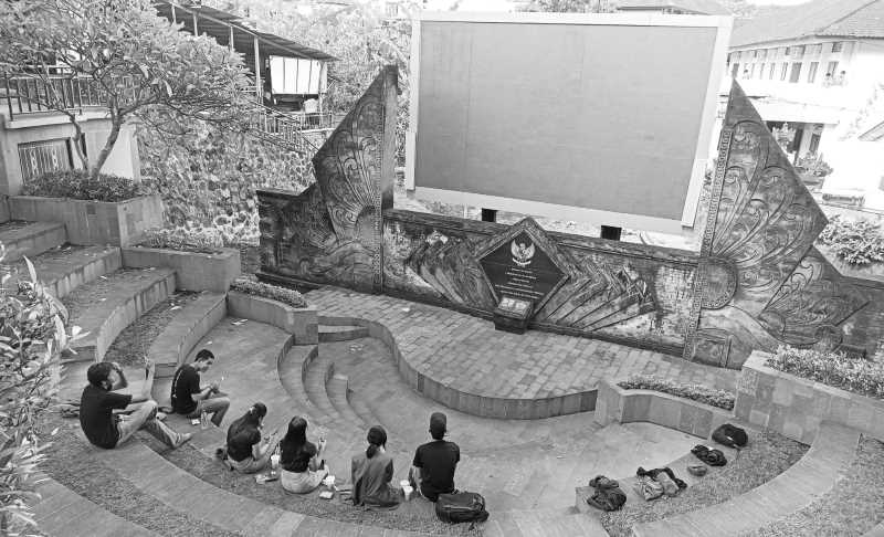 GUGAH KREATIVITAS: Keberadaan videotron di Lapangan Lumintang ini sebagai sarana edukasi dan kesenian.