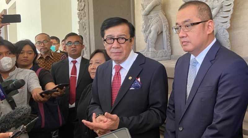 PANTAU PERKEMBANGAN KELAKUAN TURIS: Menteri Hukum dan Hak Asasi Manusia (Menkumham) Yasonna Laoly (kedua dari kanan) beberkan tentang penanganan orang asing berulah di Bali, saat ditemui di Benoa, Badung. (foto:istimewa)