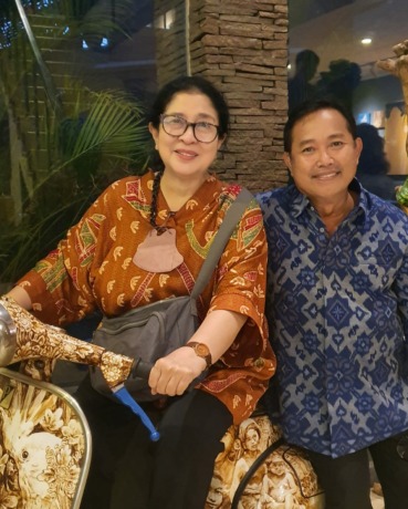 Direktur RS Puri Raharja Denpasar, dr Bagus Darmayasa (kanan) bersama Prof. Dr. dr. Nila Djuwita Faried Anfasa Moeloek, Sp.M(K). (ist)