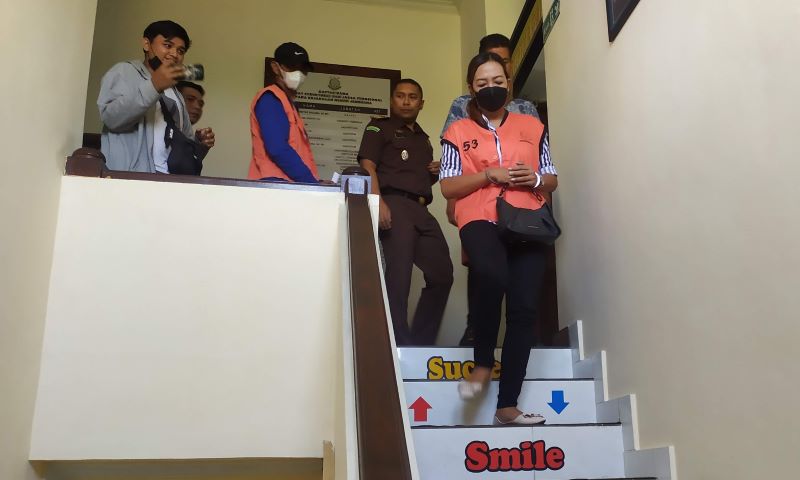 Dua tersangka kasus korupsi rumbing atau hiasan kepala kerbau (pakai baju tahanan) saat ditahan Kejari Jembrana, Kamis (25/5) lalu.