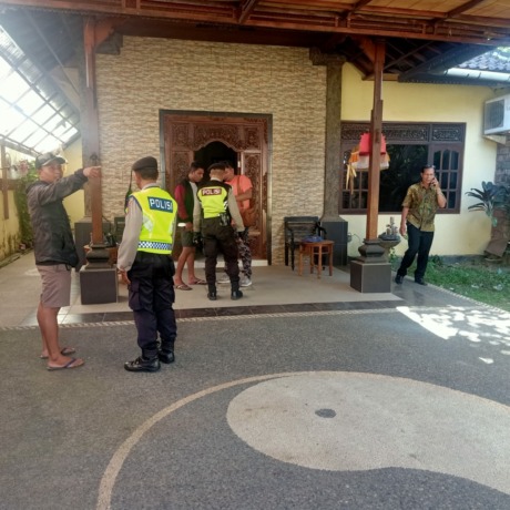 Lelaki bernama Fitran Robby Firdaus, 39, tewas bersimbah darah di rumah kontrakan mewah Jalan Tukad Bilok, Gang Banteng, No 1, Sanur Kauh,  Densel, Sabtu 13 Mei 2023. Tampak polisi setempat mendatangi TKP. (ist)