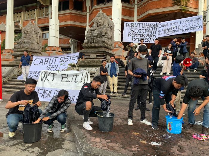 RAYAKAN KEMENANGAN: Mahasiswa Unud gelar aksi usai proses Praperadilan Rektor Unud ditolak hakim PN Denpasar, Selasa kemarin (3/5). Radar Bali Photo