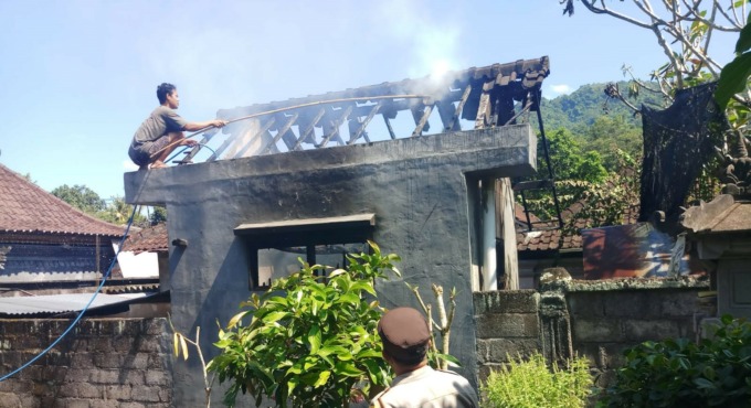 HANGUS TERBAKAR : Kondisi dapur milik I Wayan Nurta di Desa Dawan Kaler, Kecamatan Dawan, yang terbakar. Korban mengalami kerugian puluhan juga. (Foto: Humas Polres Klungkung)