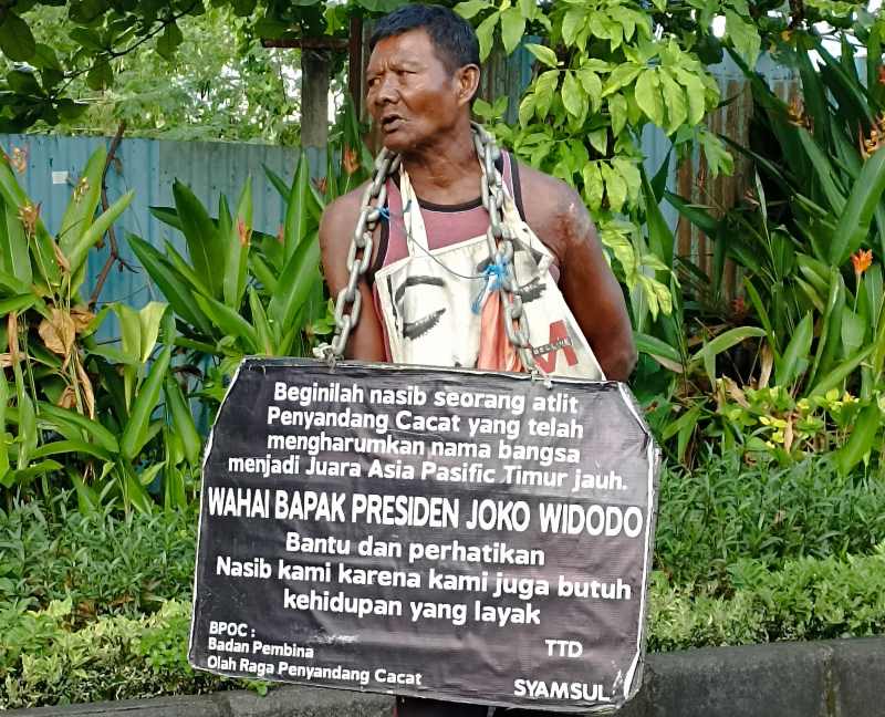 SAMPAIKAN SUARA HATI : Pria yang mengaku bernama Syamsul ini menyampaikan suara hatinya di Kawasan Jalan Cokroaminoto, Denpasar.(foto:adrian suwanto/radar bali)