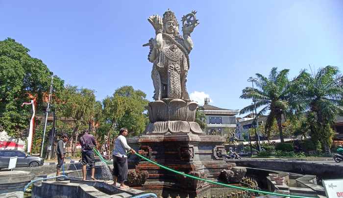 BERSIH DAN BAGUS LAGI : Patung Catur Muka Denpasar setelah diperbaiki lagi. (adriansuwanto/radar bali)