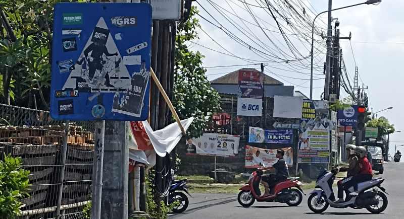 KOTOR : Kondisi rambu-rambu lalu-lintas yang kotor akibat tangan jahil di perempatan Gatsu Barat-Jalan Bung Tomo, Denpasar. (adrian suwanto/radar bali)