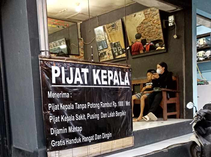 JURUS BARU : Tempat cukur rambut di kawasan Jalan Raya Dalung, Kuta Utara, Badung, ini melayani jasa pijat kepala saja, tanpa cukup rambut (foto:adrian suwanto/radar bali)
