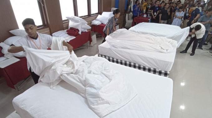 UNJUK KEBOLEHAN PELAYANAN : Aksi para housekeeper membersihkan kamar tidur. (Foto: Adrian Suwanto/Radar Bali)