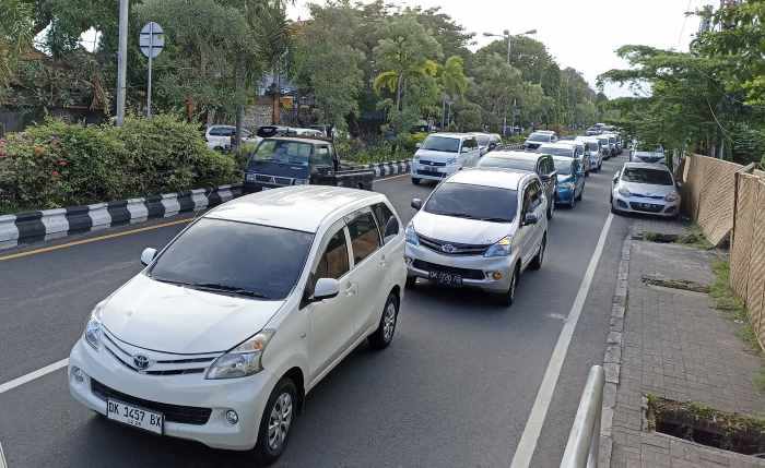 MACET : Suasana di By Pass Sanur saat macet, Rabu (10/5/2023). (foto:adrian suwanto/radar bali)