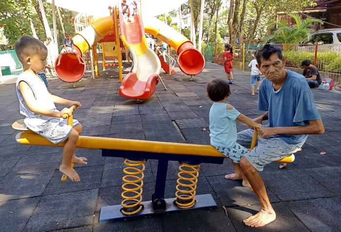 JARANG BERANAK BANYAK : Suasana wahana bermain Taman Janggan, Renon, Denpasar. Warga Bali yang punya anak sampai empat orang kini semakin jarang. (foto:adrian suwanto/radar bali)