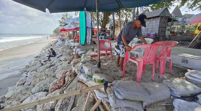 MUNCULKAN KESAN KUMUH : Tanggul dari karung berisi pasir di Pantai Kuta  yang ditumpuk-tumpuk ini terkesan mengurangi keindahan. (Foto : Adrian Suwanto/Radar Bali)