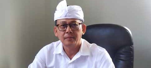 SAMPAIKAN KABAR PENCALEGAN DI JEMBRANA: Ketua Divisi Teknis Penyelengaraan KPU Jembrana I Ketut Adi Sanjaya . (foto:m.basir)