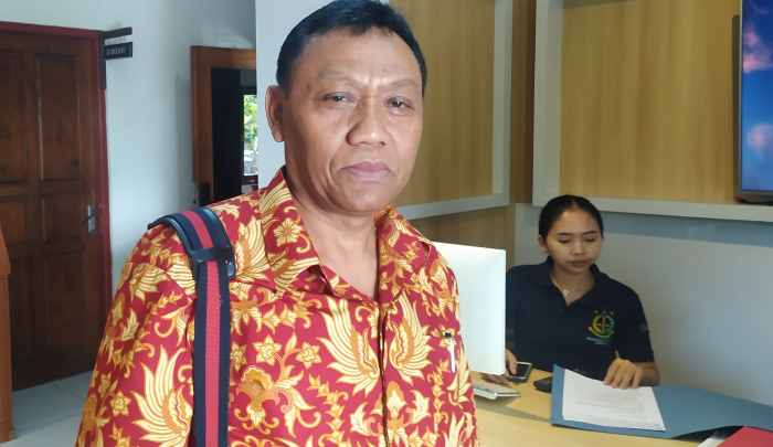 SAMPAIKAN SURAT PENGAJUAN : Supriyono penasihat hukum kedua tersangka korupsi rumbing I Ketut Wardana dan Ni Kadek Wardani, saat menyerahkan surat penangguhan penahanan ke Kejari Jembrana. (m.basir/radar bali)