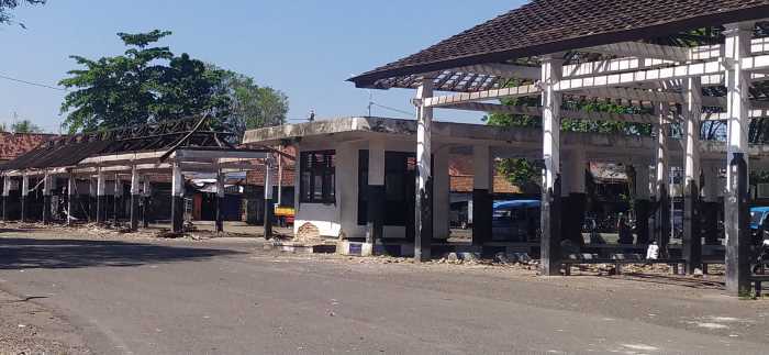 BERUBAH FUNGSI :  Eks terminal yang saat ini dijadikan sentral pakir dan pasar senggol di malam hari di Jalan Pahlawan, Kelurahan Pendem, dibongkar secara bertahap.(foto: m.basir/radar bali)