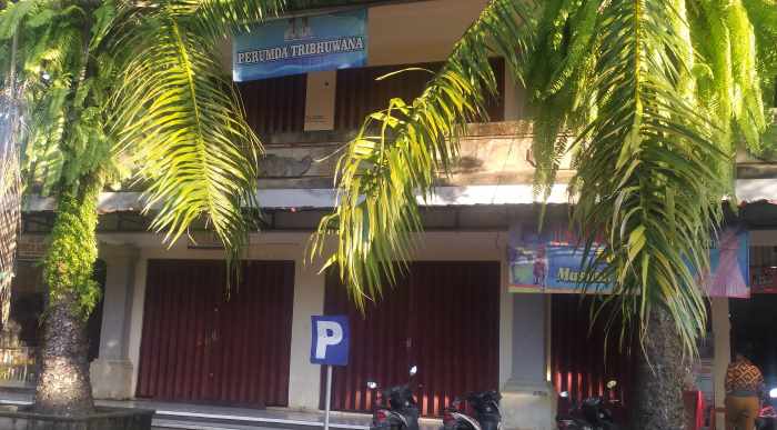 SERING   TUTUP : Kantor Perumda Jembrana Tri Bhuwana dibkantai dua pasar Ijogading ebih sering tutup. (foto:m.basir/radar bali)
