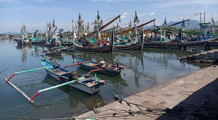 SEMPAT PARKIR KARENA SOLAR MAHAL : Suasana perahu-perahu nelayan di TPI Pengambengan, Jembrana, saat nelayan tak bisa melaut tanpa BBM bersubsidi. (foto:dok radarbali)