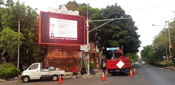MASIH TERBATAS :  Pemasangan kamera ETLE di simpang  Sudirman, Jalan Denpasar - Gilimanuk, Kota Negara.(foto:m.basir)