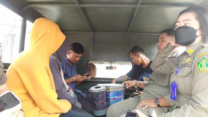 DITANGKAP SATPOL DAN DIPULANGKAN: Kelompok pengamen saat diamankan Satpol PP Jembrana. (foto: m.basir/radar bali)