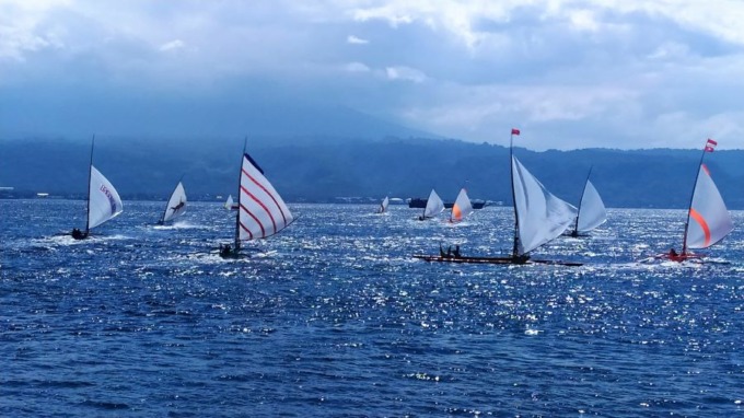 MENERJANG GELOMBANG:  Perahu layar saat lomba perahu layar digelar di Banyuwangi, melintasi perairan Pelabuhan Gilimanuk pada Minggu (14/5). FOTO M. BASIR /RADAR BALI