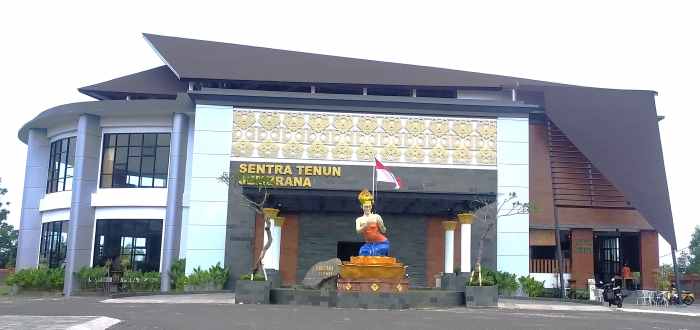 SEPI PENGUNJUNG : Gedung Sentra Tenun Jembrana Jalan Sudirman jurusan Denpasar - Gilimanuk Kelurahan Pendem, Kecamatan Jembrana.(foto: m.basir)