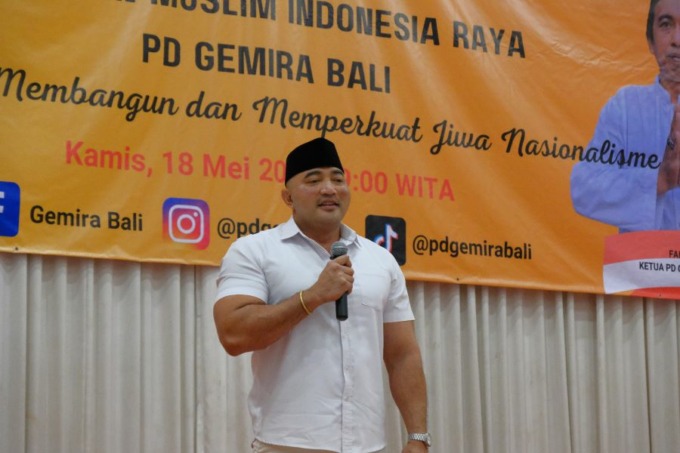 NAIKKAN TARGET: Ketua DPD Partai Gerindra Provinsi Bali Made Muliawan Arya alias De Gadjah, saat memberi sambutan dalam Halal Bihalal PD Gemira Bali, di hotel Princes Keysa (18/5).
