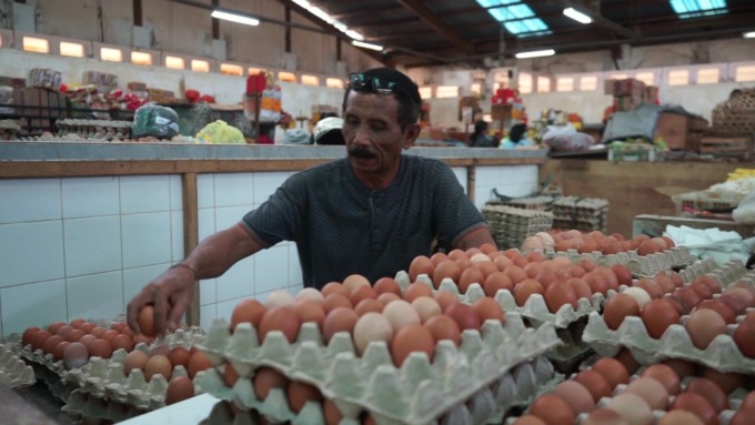 MELEJIT : Pedagang telur ayam di Pasar Umum Galiran (foto:dewa ayu pitri arisanti/radarbali)