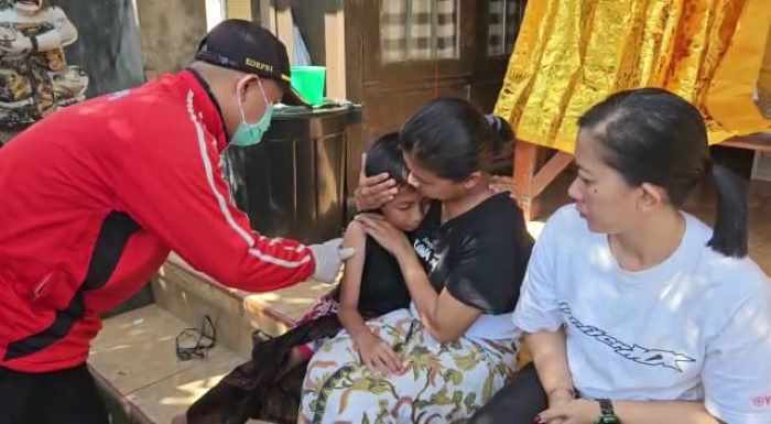 BERDUKA :Suasana kediaman Ni Made Keyla Maheswari, 6 asal Desa Tegak, Kecamatan Klungkung yang meninggal dunia dalam perawatan di ruang ICU RSUD Klungkung.(foto:dewa ayu pitri arisanti)
