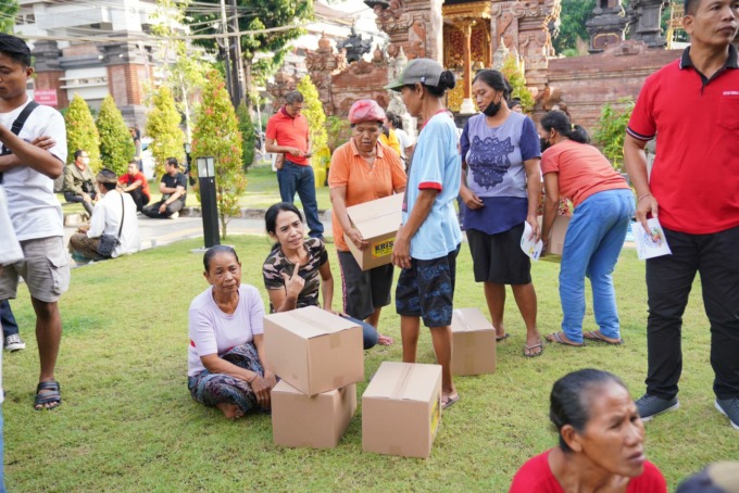 Peringati hari buruh di Gianyar, Serikat Pekerja (SP) Gianyar bersama Pemkab Gianyar membagikan kursi roda, sembako hingga traktor. (ist)