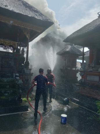 Petugas berupaya memadamkan kobaran api. (ist)