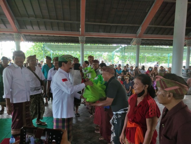 RAME ING GAWE, SEPI ING PAMRIH: Penglingsir Puri Ageng Mengwi sekaligus Anggota Komite 3 DPD RI, AA Gde Agung saat salurkan 2.518 paket sembako di Wantilan Pura Dalem Mengwi, Jumat (5/5/2023). (Radar Bali Photo) 