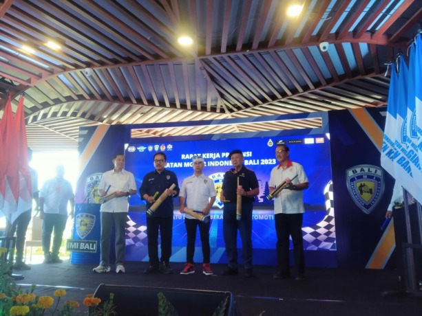 RAPAT KERJA PROVINSI: Suasana Raker IMI Bali di salah satu tempat penjualan oleh-oleh di Kuta, Sabtu (6/5/2023). (I Wayan Widyantara/Radar Bali) 