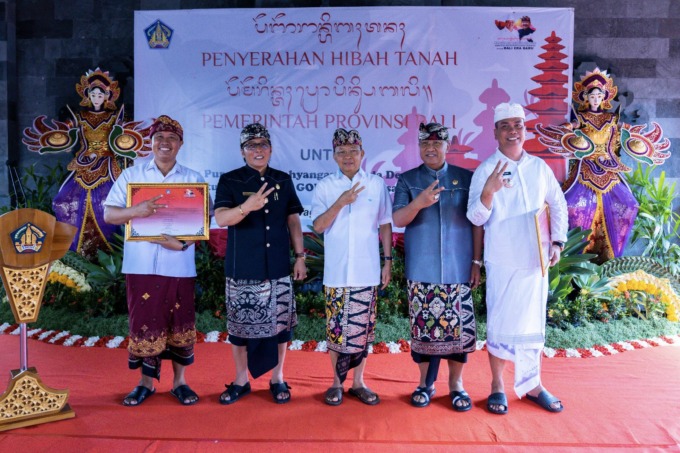 SERAHKAN ASET: Bupati Nyoman Giri Prasta (dua dari kiri) saat acara penyerahan hibah aset tanah Pemprov Bali untuk perluasan Pura Dalem Desa Adat Tandeg dan untuk Kantor Perbekel serta GOR Desa Tibubeneng di Wantilan Pura Dalem Desa Adat Tandeg, Senin (8/