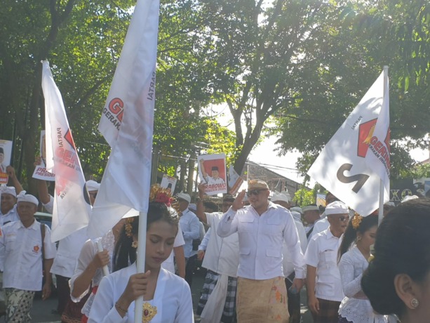 PIMPIN PENDAFTARAN: Ketua DPD Partai Gerindra Bali Made Muliawan Arya (De Gadjah), mengantarkan 55 Bacaleg ke KPU Provinsi, Minggu (14/5/2023). (Ni Kadek Novi Febriani/Radar Bali) 