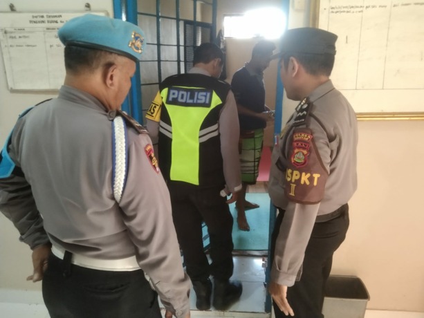Pengecekan yang dilakukan Perwira pengawas Polsek Sukawati di ruang sel tahanan. (ist)